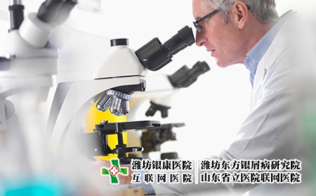 摄图网_501514665_科学家使用显微镜（企业商用）